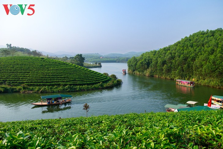 ຄວາມງາມຂອງຫາດດອນຫີນຊາ ແທງເຈືອງດຶງດູດນັກທ່ອງທ່ຽວມາຢ້ຽມຊົມເປັນຈຳນວນຫລວງຫລາຍໃນໂອກາດບຸນເຕັດ - ảnh 1