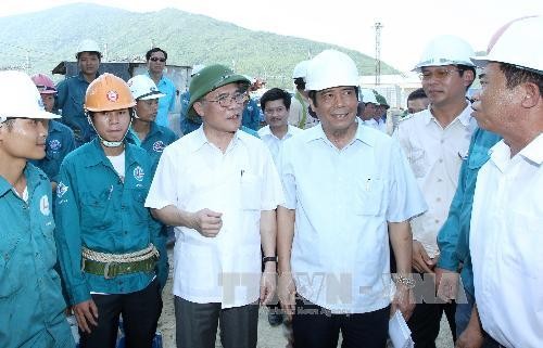 グェン・シン・フン国会議長,中部ハーティン省にあるブンアン経済地区視察 - ảnh 1