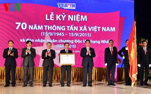 ズン首相、ベトナム通信社創設70周年式典に出席 - ảnh 1