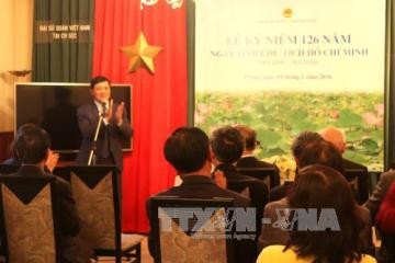英国在留ベトナム人コミュニティ、ホーチミン主席生誕を記念 - ảnh 1