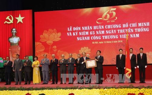フック首相、商工部門の伝統デー記念式典に列席 - ảnh 1
