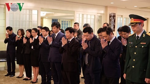 日本でのド・モオイ元書記長の弔問式 - ảnh 1