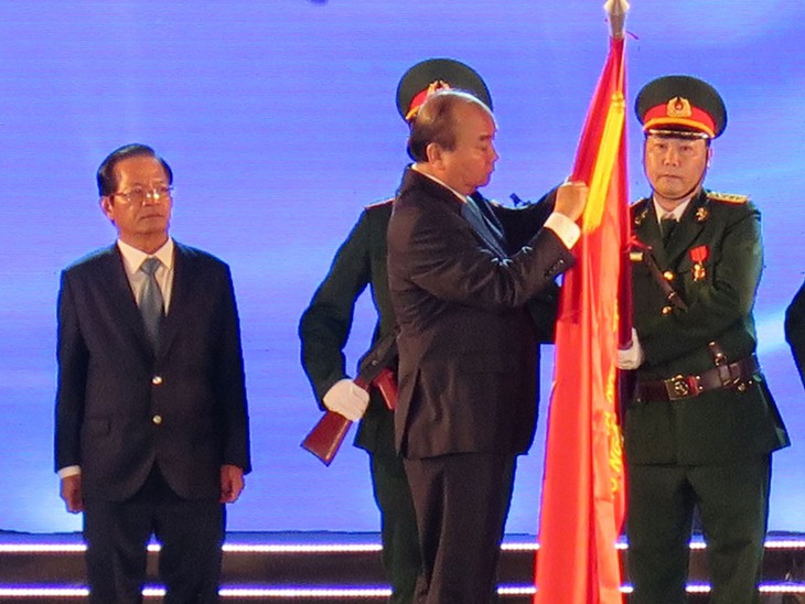 フック首相、クアンガイ省再誕生30周年記念式典に列席 - ảnh 1