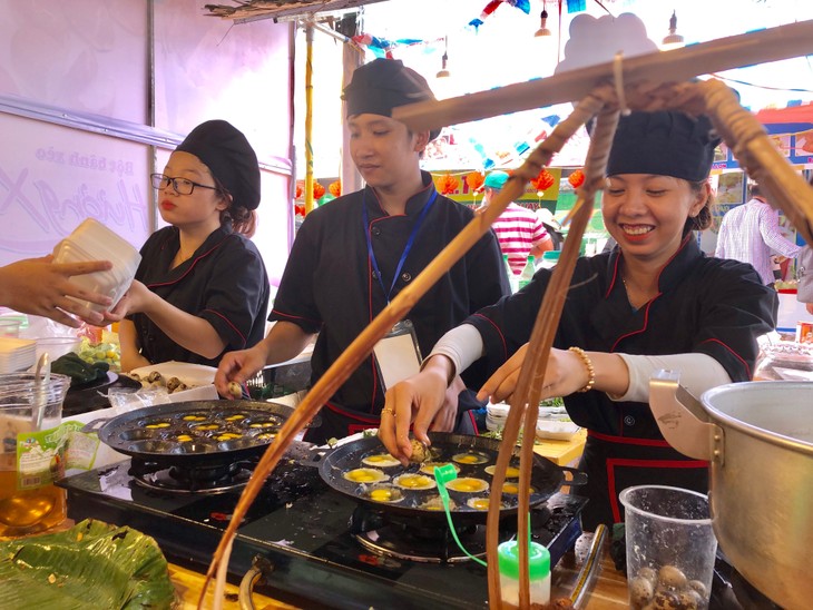 Rực rỡ sắc màu Lễ hội bánh dân gian Nam Bộ năm 2019 - ảnh 7