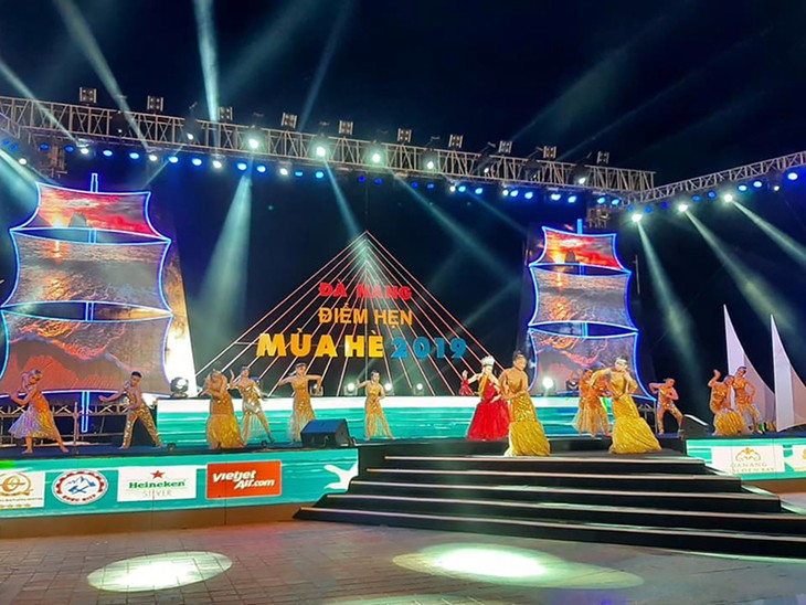 Màn trình diễn Flashmob bikini “đốt cháy” bãi biển Đà Nẵng - ảnh 2