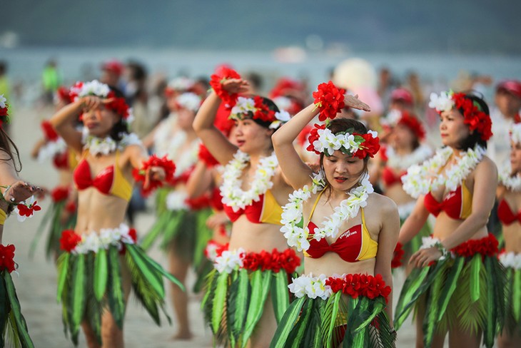 Màn trình diễn Flashmob bikini “đốt cháy” bãi biển Đà Nẵng - ảnh 5