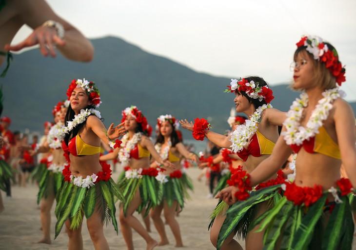 Màn trình diễn Flashmob bikini “đốt cháy” bãi biển Đà Nẵng - ảnh 4