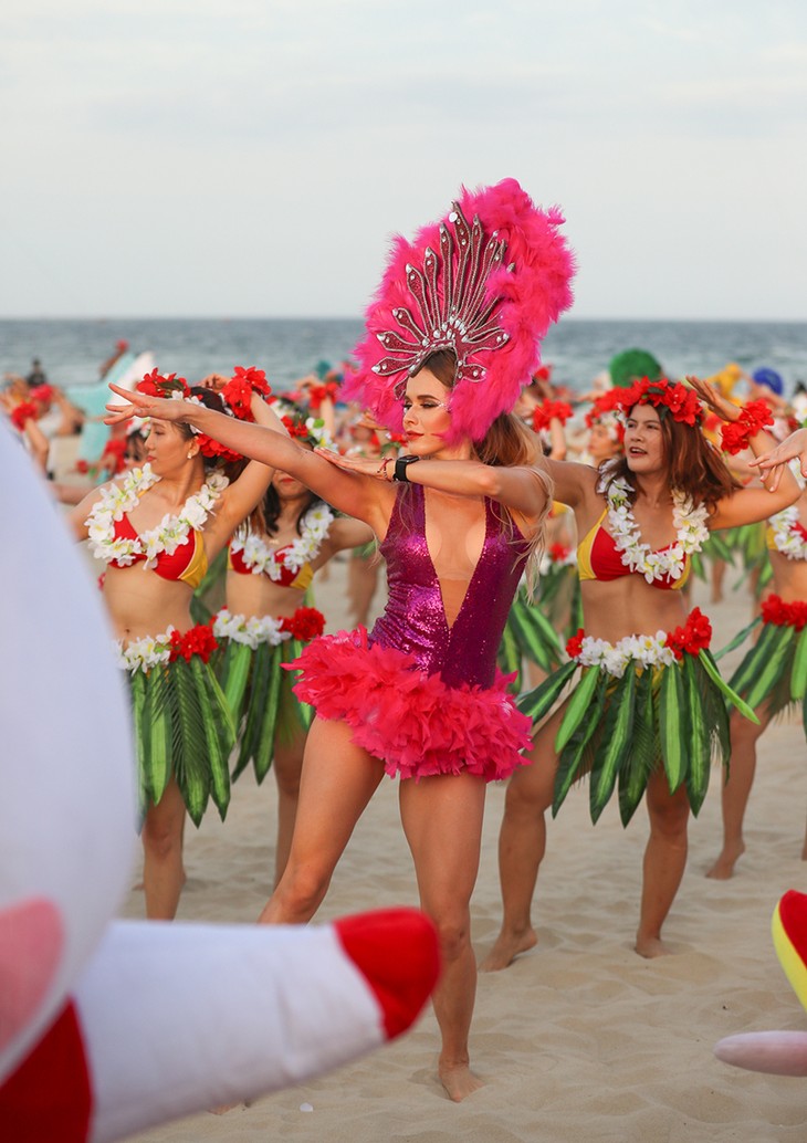 Màn trình diễn Flashmob bikini “đốt cháy” bãi biển Đà Nẵng - ảnh 6