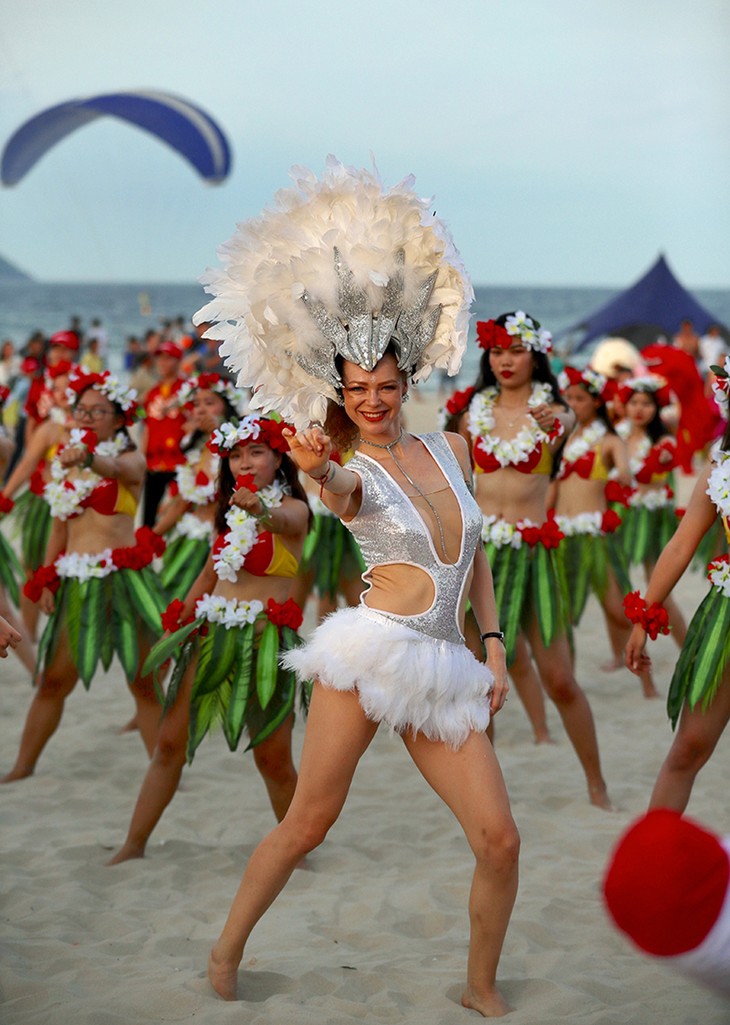 Màn trình diễn Flashmob bikini “đốt cháy” bãi biển Đà Nẵng - ảnh 7