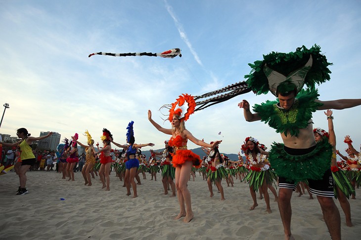Màn trình diễn Flashmob bikini “đốt cháy” bãi biển Đà Nẵng - ảnh 8