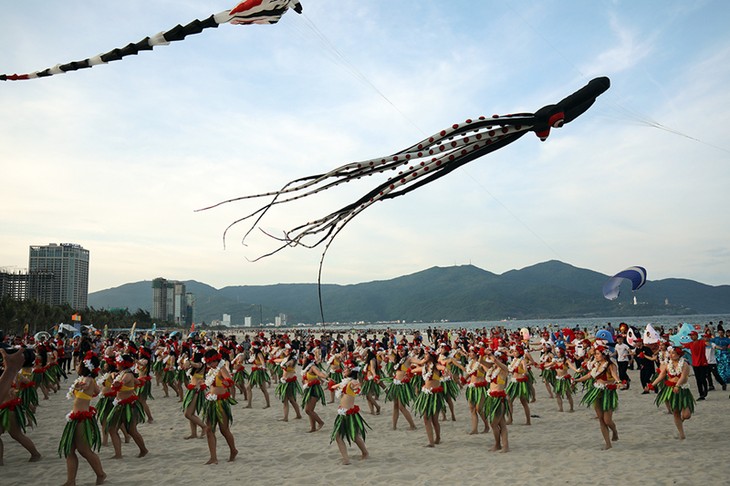 Màn trình diễn Flashmob bikini “đốt cháy” bãi biển Đà Nẵng - ảnh 9