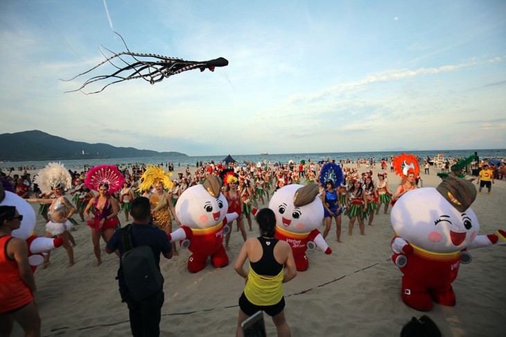 Màn trình diễn Flashmob bikini “đốt cháy” bãi biển Đà Nẵng - ảnh 10