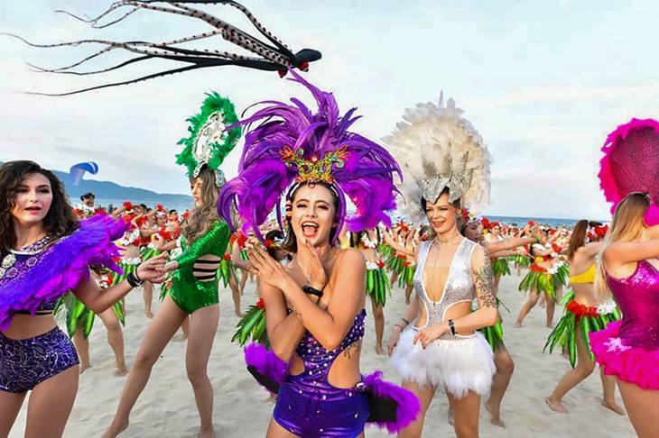 Màn trình diễn Flashmob bikini “đốt cháy” bãi biển Đà Nẵng - ảnh 1