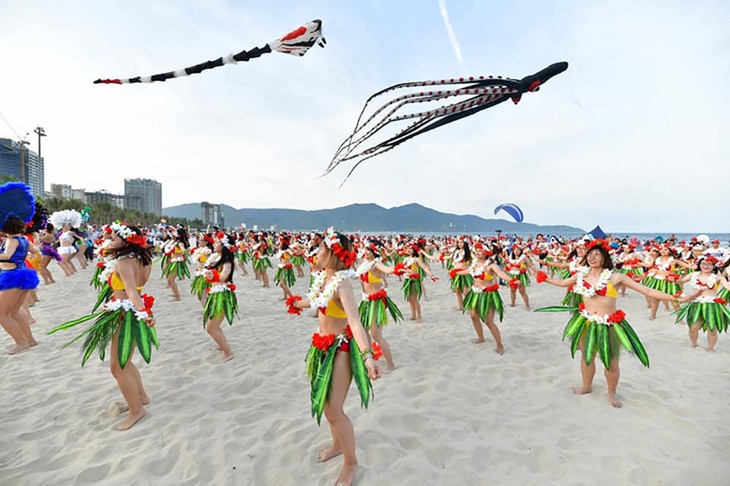 Màn trình diễn Flashmob bikini “đốt cháy” bãi biển Đà Nẵng - ảnh 19