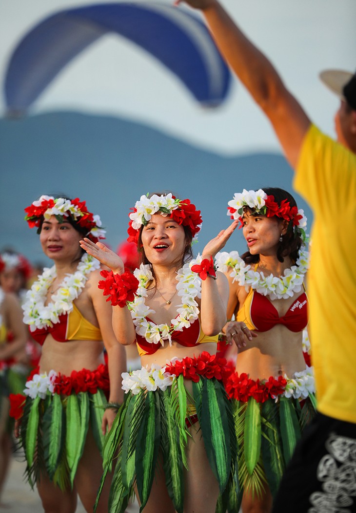 Màn trình diễn Flashmob bikini “đốt cháy” bãi biển Đà Nẵng - ảnh 15