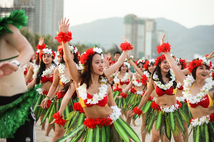 Màn trình diễn Flashmob bikini “đốt cháy” bãi biển Đà Nẵng - ảnh 11