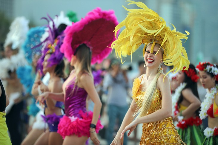 Màn trình diễn Flashmob bikini “đốt cháy” bãi biển Đà Nẵng - ảnh 13