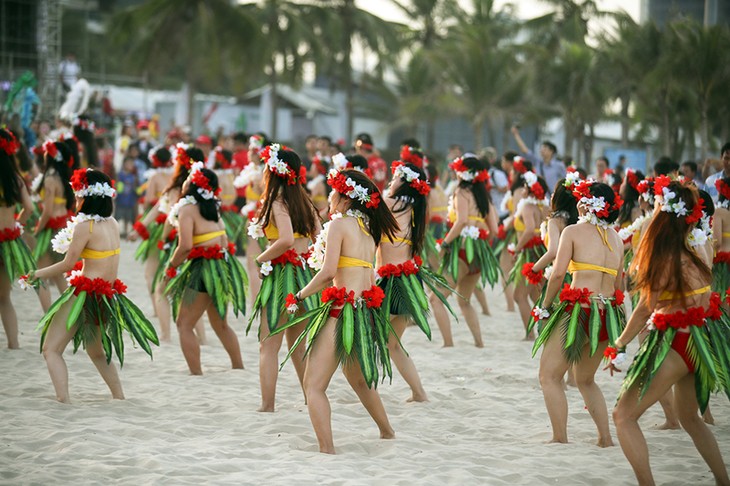 Màn trình diễn Flashmob bikini “đốt cháy” bãi biển Đà Nẵng - ảnh 14