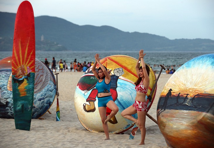 Màn trình diễn Flashmob bikini “đốt cháy” bãi biển Đà Nẵng - ảnh 18