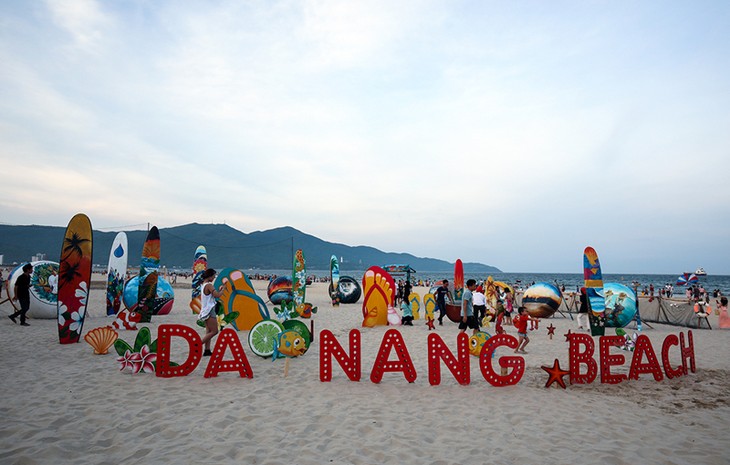 Màn trình diễn Flashmob bikini “đốt cháy” bãi biển Đà Nẵng - ảnh 17