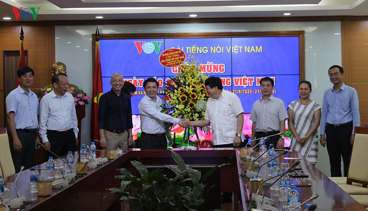 Nhiều cơ quan, đoàn thể tới chúc mừng VOV nhân dịp 21/6 - ảnh 1
