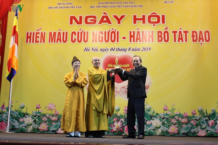 Tăng ni sinh học viện Phật giáo hào hứng hiến máu và đăng ký hiến tạng - ảnh 1