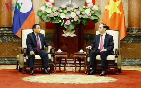 Le vice-président de l’Assemblée nationale laotienne reçu par Trân Dai Quang et Nguyên Xuân Phuc - ảnh 1