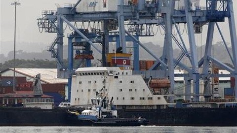 国連、武器輸送の朝鮮貨物船を調査 - ảnh 1