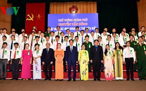ズン首相、若い科学者の代表と懇親 - ảnh 1
