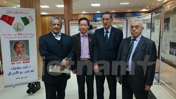 Fotoausstellung über Präsident Ho Chi Minh in Algerien und Ukraine - ảnh 1