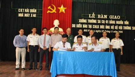 Die in Deutschland lebenden Vietnamesen schenken Soldaten auf Truong Sa ein Boot - ảnh 1