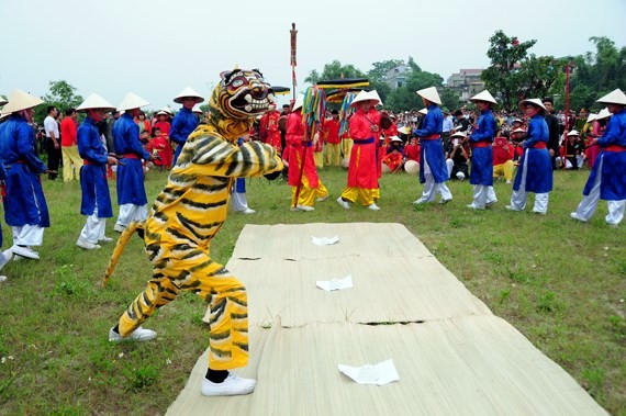 Einzigartigkeit beim Ai Lao-Gesangs und Tanz beim Giong-Festival - ảnh 1