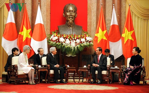 Japans Kaiser und Kaiserin schließen ihren Vietnambesuch ab - ảnh 1