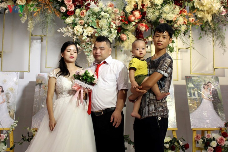 Ehepaare mit Behinderung fahren hunderte Kilometer nach Hanoi für eine Gruppenhochzeit und Fotos - ảnh 17