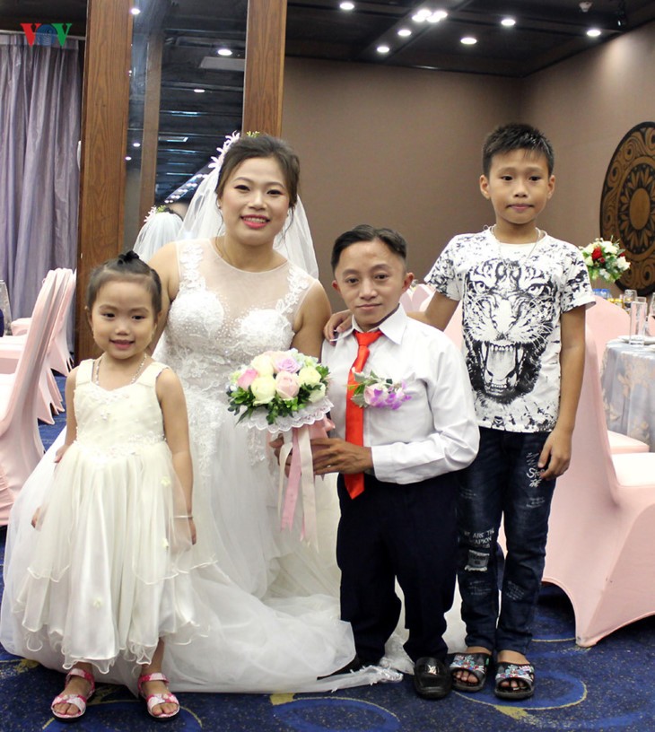 Ehepaare mit Behinderung fahren hunderte Kilometer nach Hanoi für eine Gruppenhochzeit und Fotos - ảnh 19