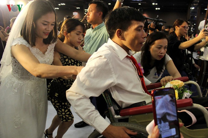 Ehepaare mit Behinderung fahren hunderte Kilometer nach Hanoi für eine Gruppenhochzeit und Fotos - ảnh 3