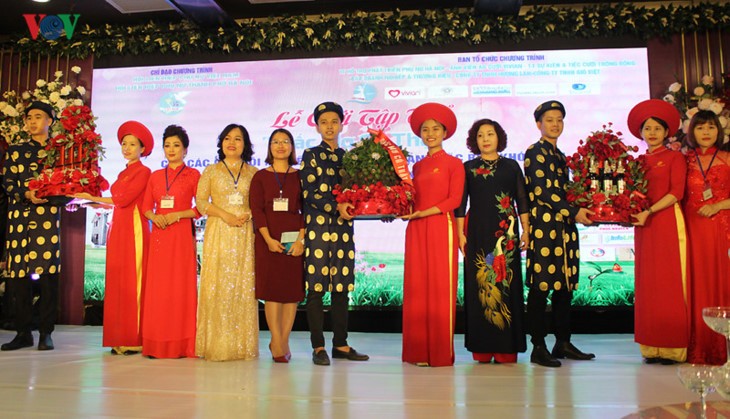 Ehepaare mit Behinderung fahren hunderte Kilometer nach Hanoi für eine Gruppenhochzeit und Fotos - ảnh 5