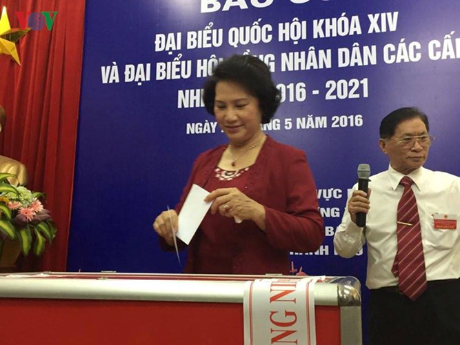 Millones de vietnamitas acuden a las urnas en total seguridad - ảnh 2