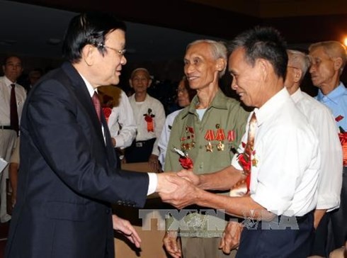 พิธีฉลองครอบรอบ 65 ปีวันก่อตั้งกองกำลังเยาวชนเดินหน้า - ảnh 1