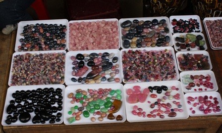 เที่ยวตลาดภาพประดิษฐ์เพชรพลอยหลุกเอียน - ảnh 4