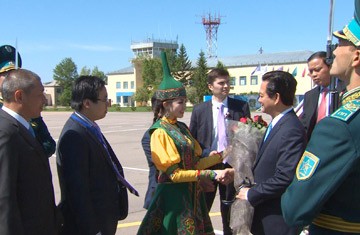 Thủ tướng Nguyễn Tấn Dũng thăm Đại sứ quán Việt Nam tại Kazakhstan - ảnh 1