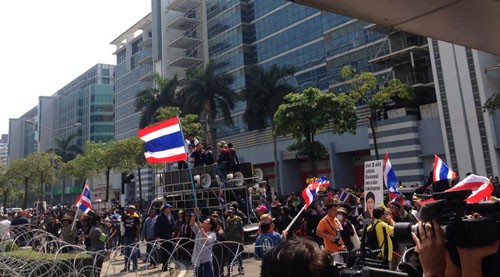 กลุ่มกปปส.ได้บุกปิดล้อมสำนักงานปลัดกระทรวงกลาโหม - ảnh 1