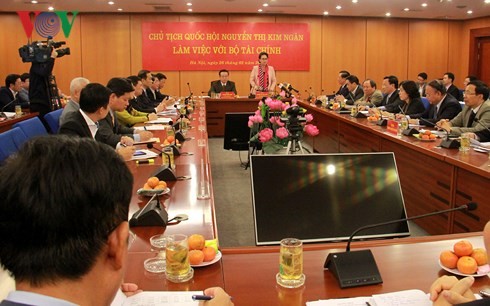 ประธานสภาแห่งชาติ เหงียนถิกิมเงิน ประชุมกับกระทรวงการคลัง - ảnh 1