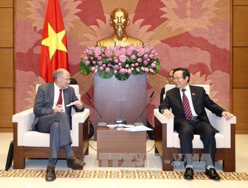 Vizeparlamentspräsident Phung Quoc Hien empfängt Abgeordneten der EFTA - ảnh 1