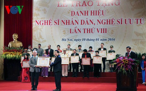 ประธานประเทศเข้าร่วมพิธีประกาศเกียรติคุณเป็นศิลปินประชาชนและศิลปินยอดเยี่ยม - ảnh 1
