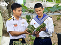 Bersama dengan Tentara di Daerah Laut dan Pulau Sebelah Barat Daya Bungkus Kue Chung untuk Rayakan Hari Raya Tet