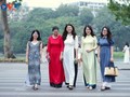 El Ao dai embellece las calles de Hanói durante los días de otoño