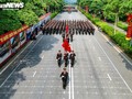 Die Sommerhitze kann das Engagement der Polizei für Parade-Training nicht verhindern