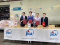 ＪＩＣＡの支援物資を受け取る