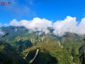 登顶奇观山峰，观赏云海美景